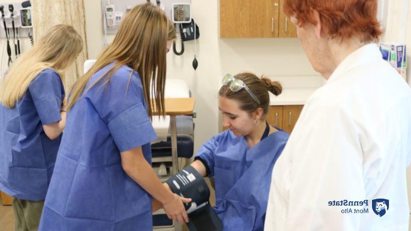 MedCamp 2024 - 9th and 10th graders try out heath care jobs during annual camp